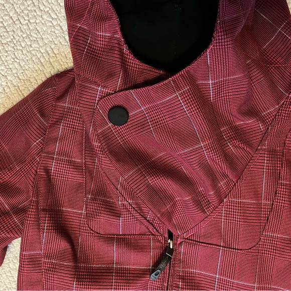 Oakley snowboarding/skiing jacket. Size Small. Very gently used. - Picture 5 of 8